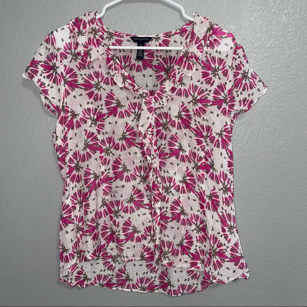Banana republic pink silk blend floral ruffled short sleeve button up